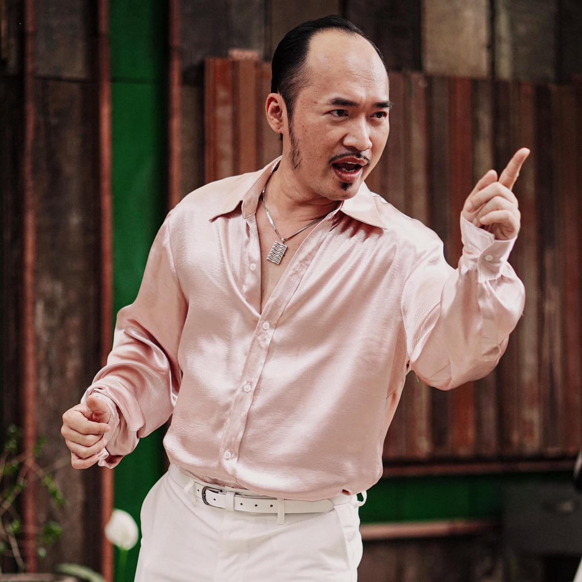 Nam diễn viên Tiến Luật tay ngang bén duyên với diễn xuất. 