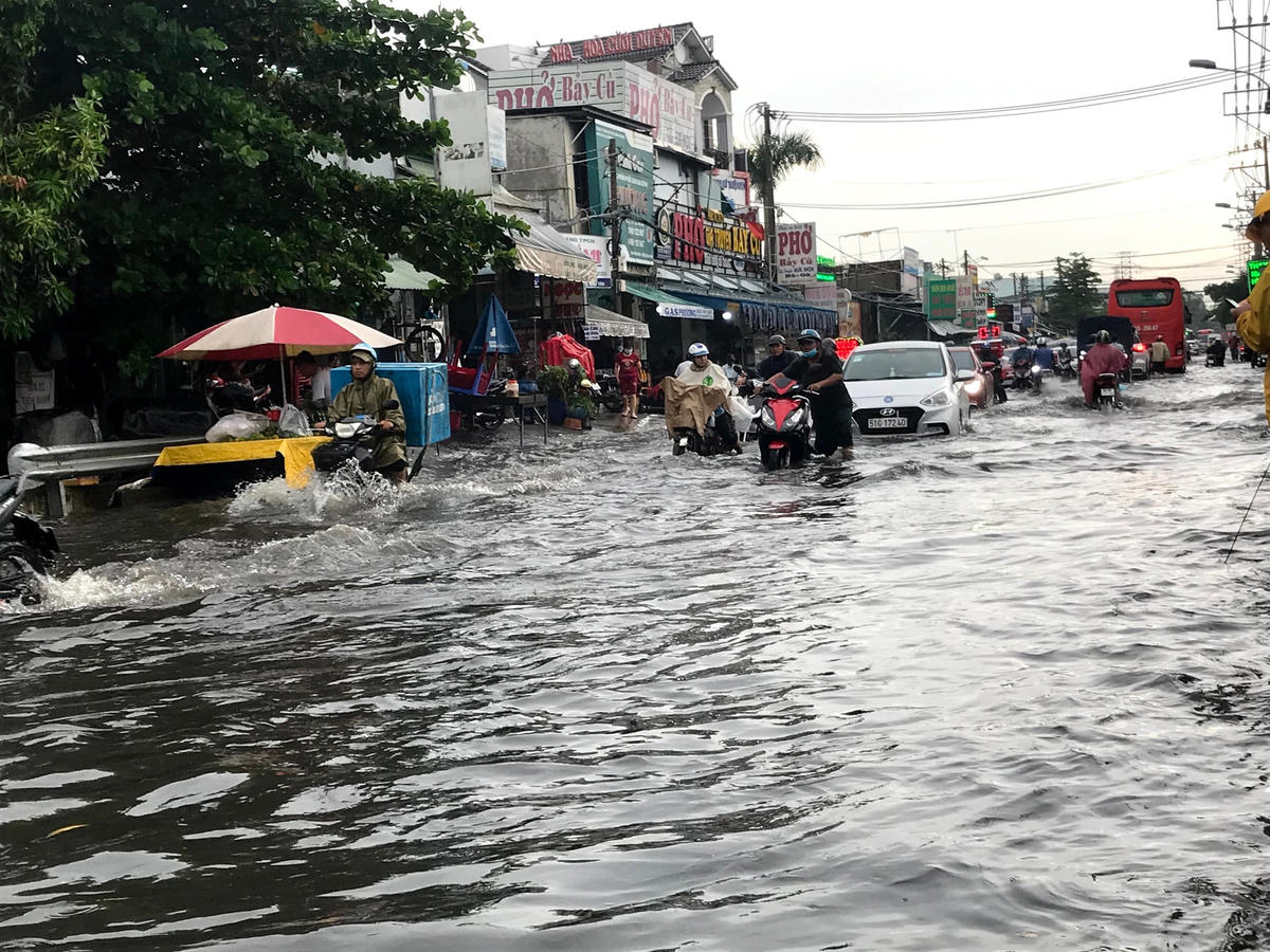 Ngập nước đầu mùa mưa ở đường Kinh Dương Vương (quận Bình Tân).