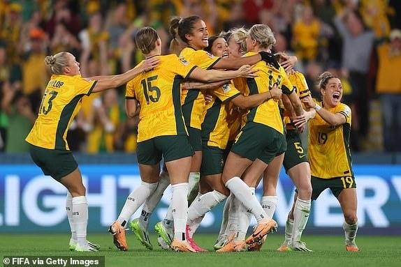 Tuyển nữ Australia ăn mừng cuồng nhiệt sau khi đánh bại Pháp. Ảnh: Getty.