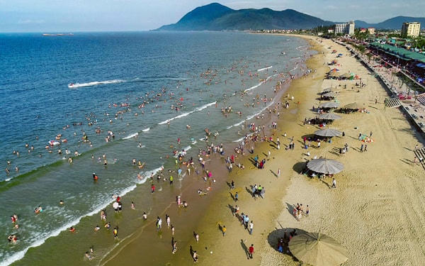 Biển Thiên Cầm, nơi 2 mẹ con bị đuối nước. Ảnh: Nhật Linh.