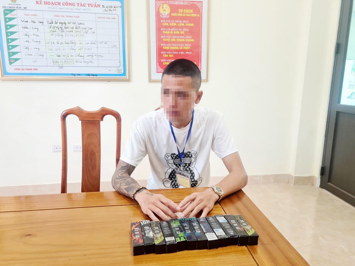 Hoàng Xuân Hùng cùng tang vật.