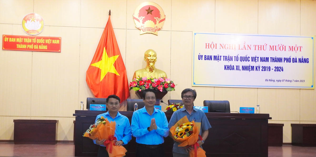 Chủ tịch Ủy ban MTTQ Việt Nam TP Đà Nẵng Ngô Xuân Thắng, chúc mừng tân Ủy viên Thường trực Ngô Văn Trung và Ủy viên Ủy ban MTTQ Việt Nam TP Đà Nẵng Nguyễn Minh Hùng.