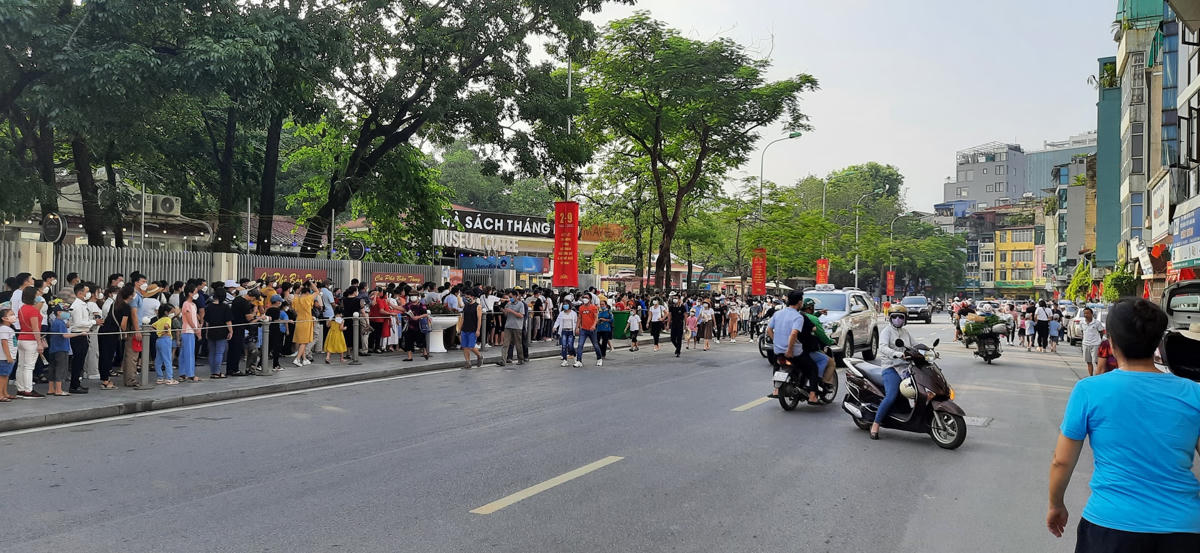 [ẢNH] Dòng người nối dài, xếp hàng vào Lăng viếng Bác trong ngày Quốc khánh 2-9 
