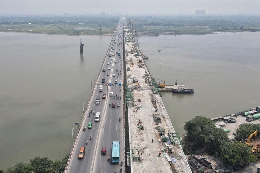 Công trình cầu Vĩnh Tuy 2 được khởi công xây dựng tháng 1/2021 với tổng mức đầu tư hơn 2.500 tỷ đồng. Dự án có tổng chiều dài và đường dẫn hơn 3,5 km; mặt cắt ngang 19,3 m được thiết kế gồm 53 nhịp dự kiến đến tháng 9/2023 sẽ hoàn thành.