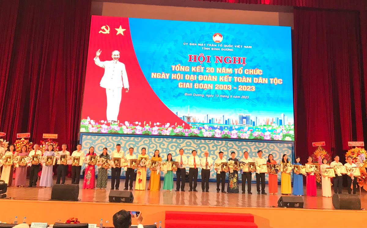 Phó Chủ tịch Nguyễn Hữu Dũng cùng lãnh đạo tỉnh Bình Dương trao Bằng khen cho các cá nhân, tập thể đã có những đóng góp xuất sắc trong công tác Mặt trận.