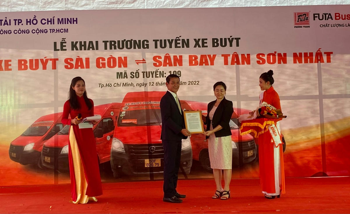 Lãnh đạo Sở GTVT TPHCM trao giấy phép hoạt động cho đơn vị khai thác tuyến xe buýt 109.