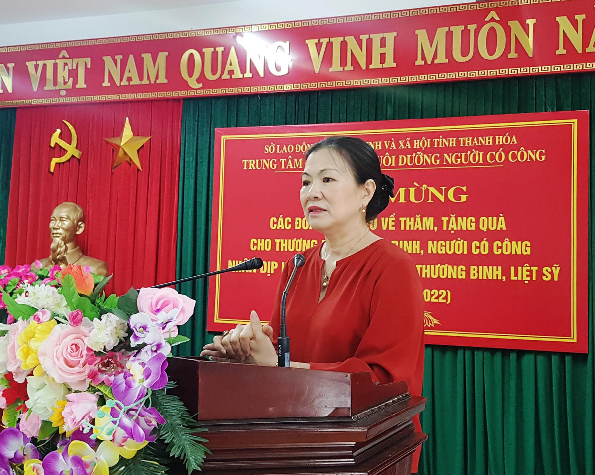 Bà Trương Thị Ngọc Ánh, Phó Chủ tịch UBTƯ MTTQ Việt Nam ân cần thăm hỏi sức khỏe các thương binh, bệnh binh, người có công với cách mạng đang được chăm sóc, nuôi dưỡng  tại Trung tâm chăm sóc người có công Thanh Hóa. Ảnh: Nguyễn Chung