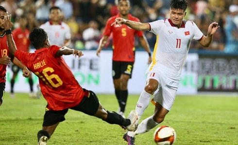 Các tiền đạo U23 Việt Nam gặp vô vàn khó khăn khi U23 Timor Leste chơi áp sát với số đông.
