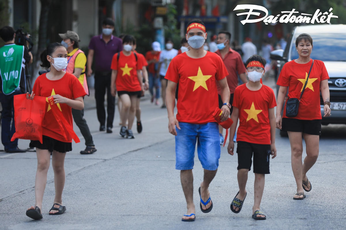 Quảng Ninh: SVĐ Cẩm Phả hóa 'chảo lửa' trước giờ bóng lăn