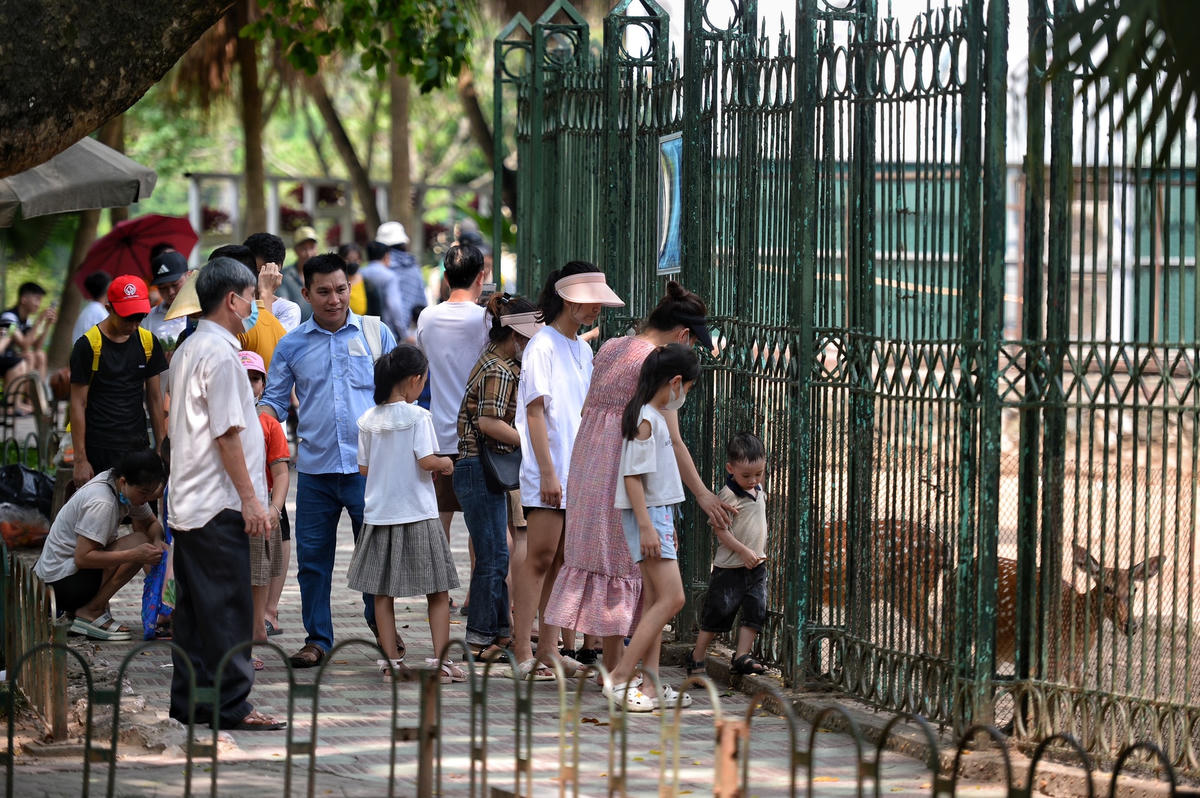 "Dù thời tiết oi bức nhưng nhìn thấy các con vui vẻ khi được gặp các loại động vật tại đây, tôi cảm thấy rất hạnh phúc", chị Huyền chia sẻ.