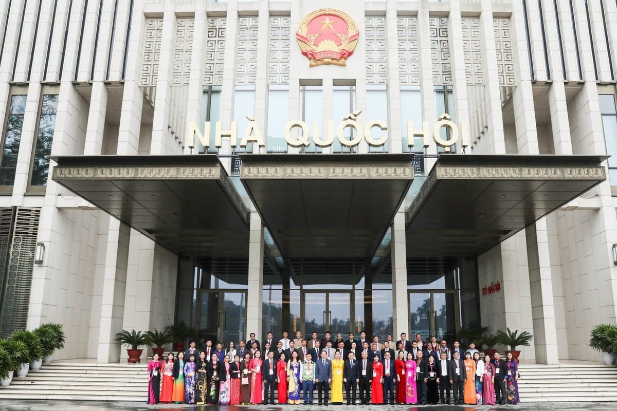 Các đại biểu chụp ảnh lưu niệm tại Nhà Quốc hội.