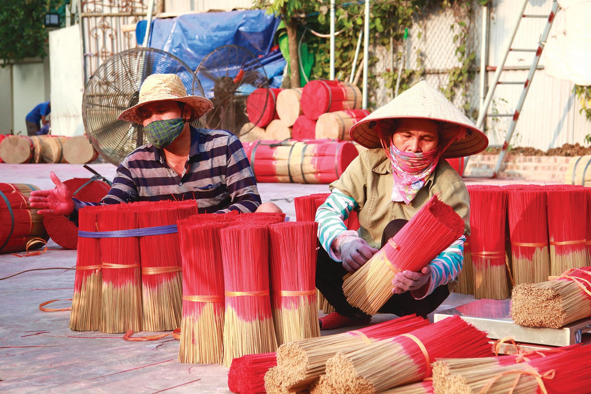 Bó chân hương nhỏ nặng khoảng 3kg, có giá bán từ 3.000đồng/1kg.  