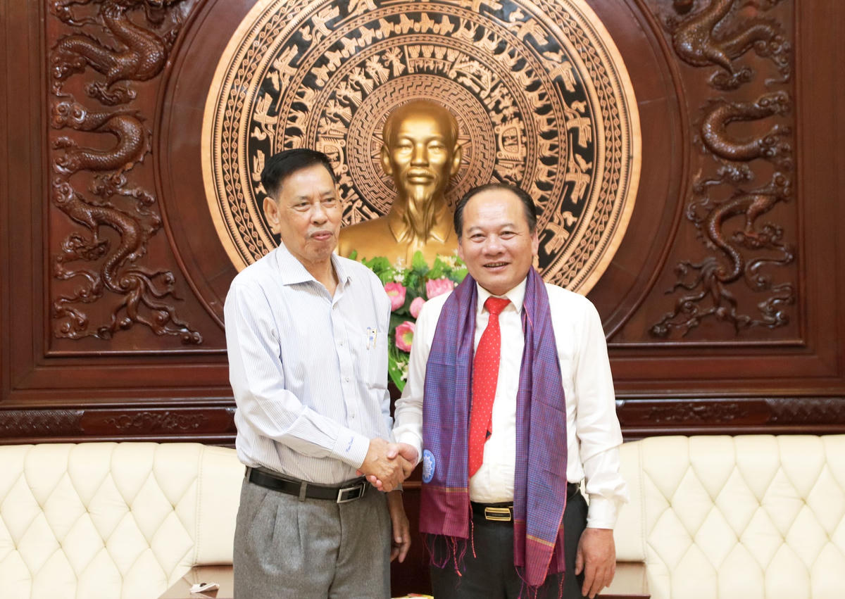 Ông Nhem Valy chụp ảnh lưu niệm cùng ông Trần Công Thắng, Chủ tịch Ủy ban MTTQ Việt Nam tỉnh Bắc Giang.