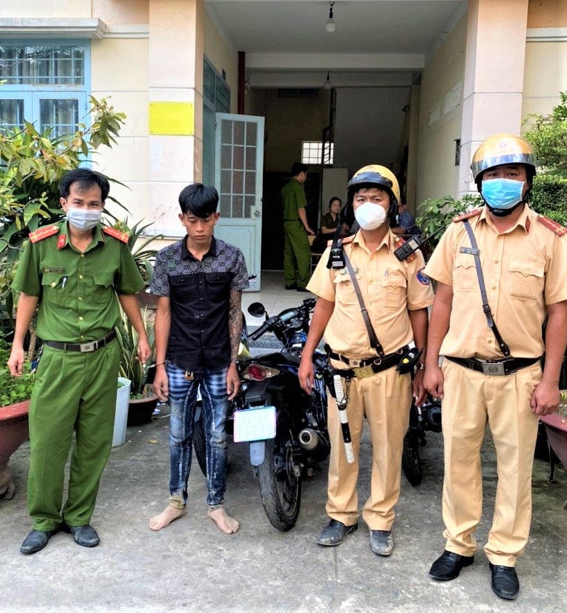 Lực lượng công an bắt giữ một đối tượng cướp giật tài sản trên tuyến Quốc lộ 1A, huyện Bình Chánh, TPHCM.