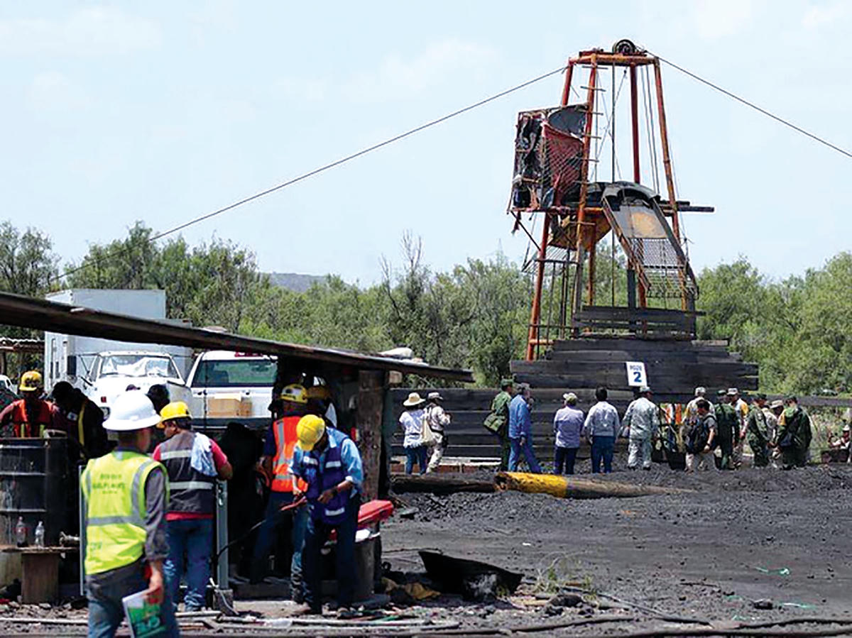 Giải cứu thợ mỏ bị mắc kẹt trong hầm mỏ ở Coahuila (Mexico). ẢNH: EPA.  