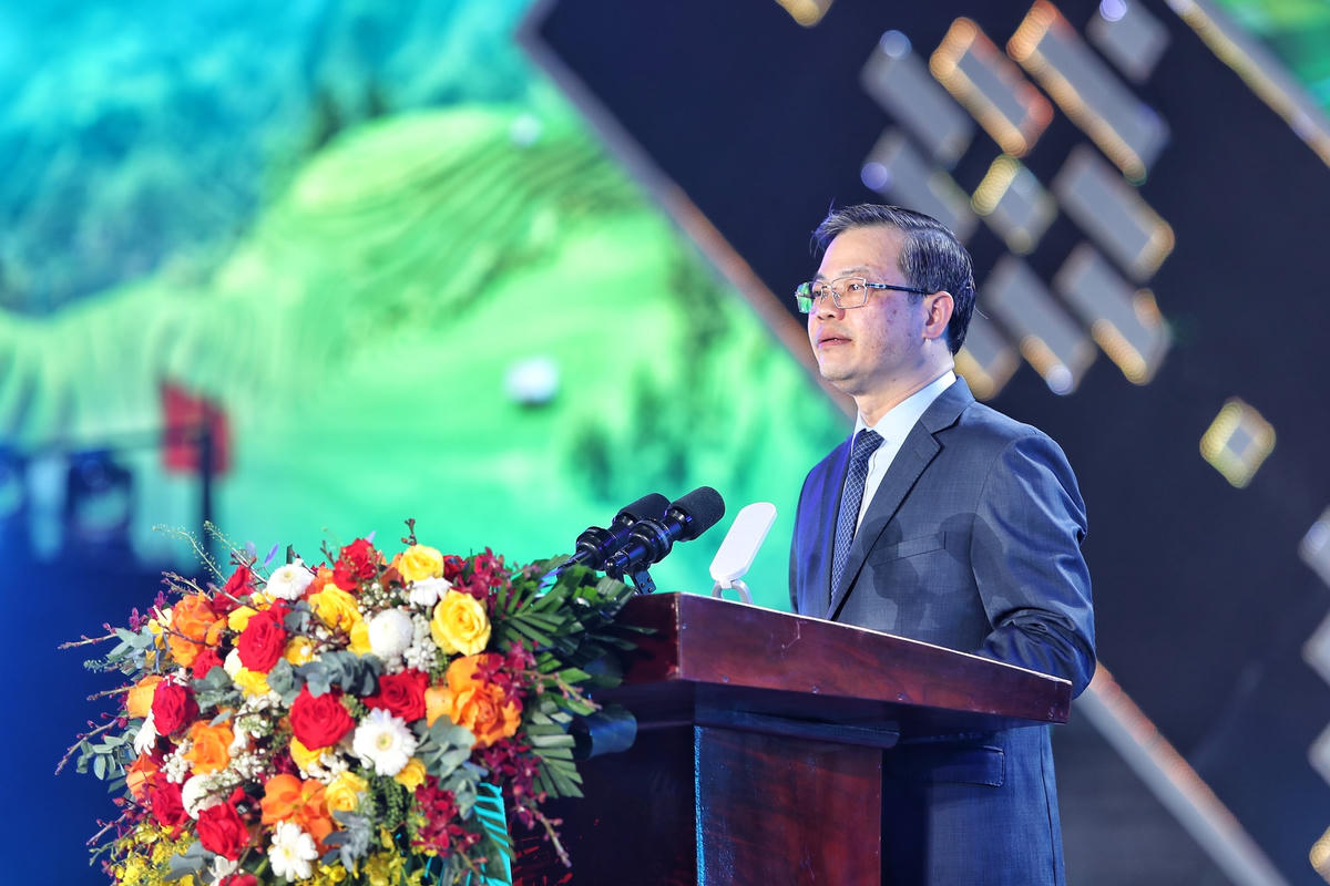 Chủ tịch UBND tỉnh Tuyên Quang Nguyễn Văn Sơn phát biểu khai mạc chương trình.