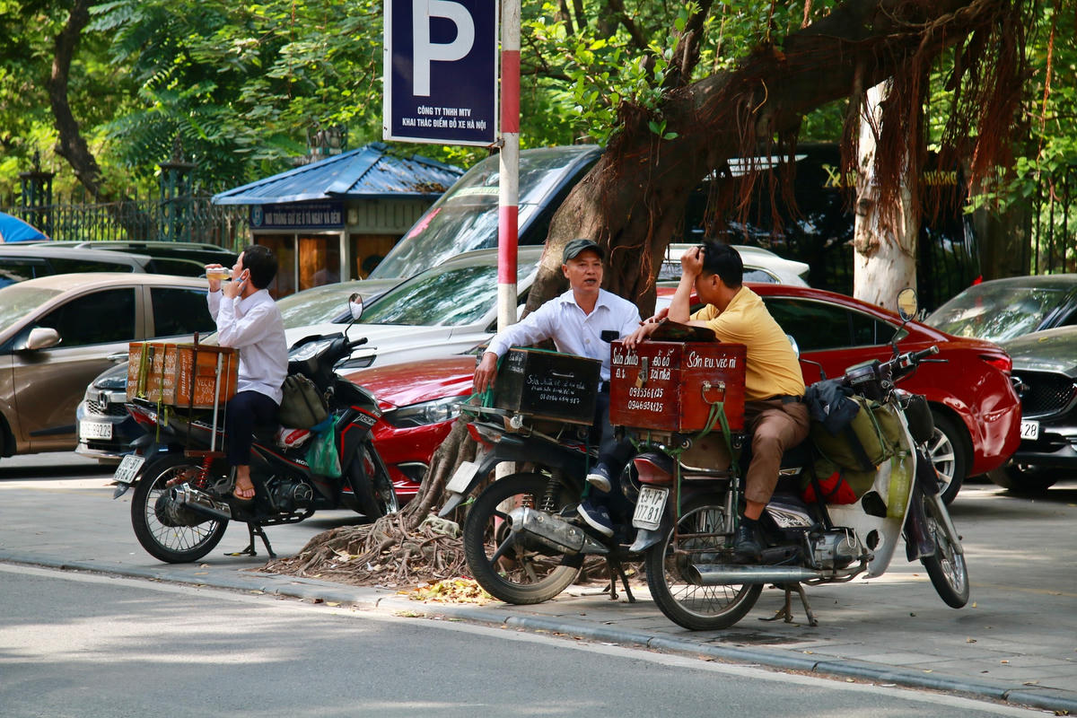 Những người thợ mộc “di động” ở phố Nguyễn Đình Chiểu ngồi đợi khách.
