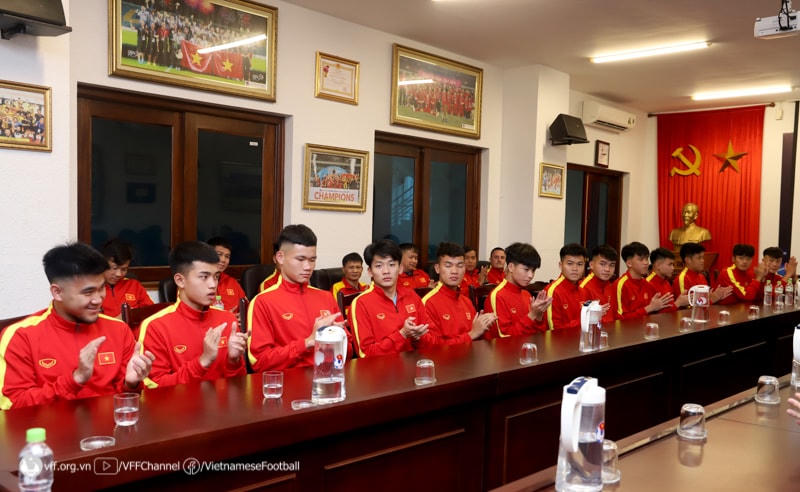 Các cầu thủ ĐT U20 Việt Nam gặp gỡ lãnh đạo VFF trước khi lên đường tập huấn. Ảnh: VFF.