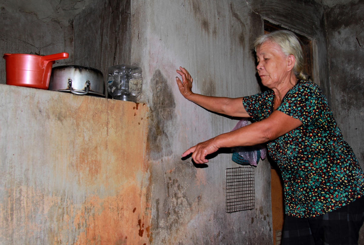 Gia đình bà Nguyễn Thị Phú chỉ dám dùng nước nhiễm phèn để giặt giũ, tắm rửa.