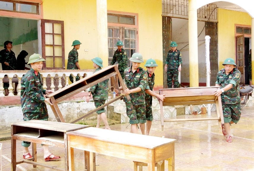 Chiến sĩ thuộc Trung đoàn 841 và Ban Chỉ huy Quân sự huyện Hương Khê trực tiếp giúp đỡ trường học ở xã Điền Mỹ (huyện Hương Khê) khắc phục hậu quả mưa lũ.  