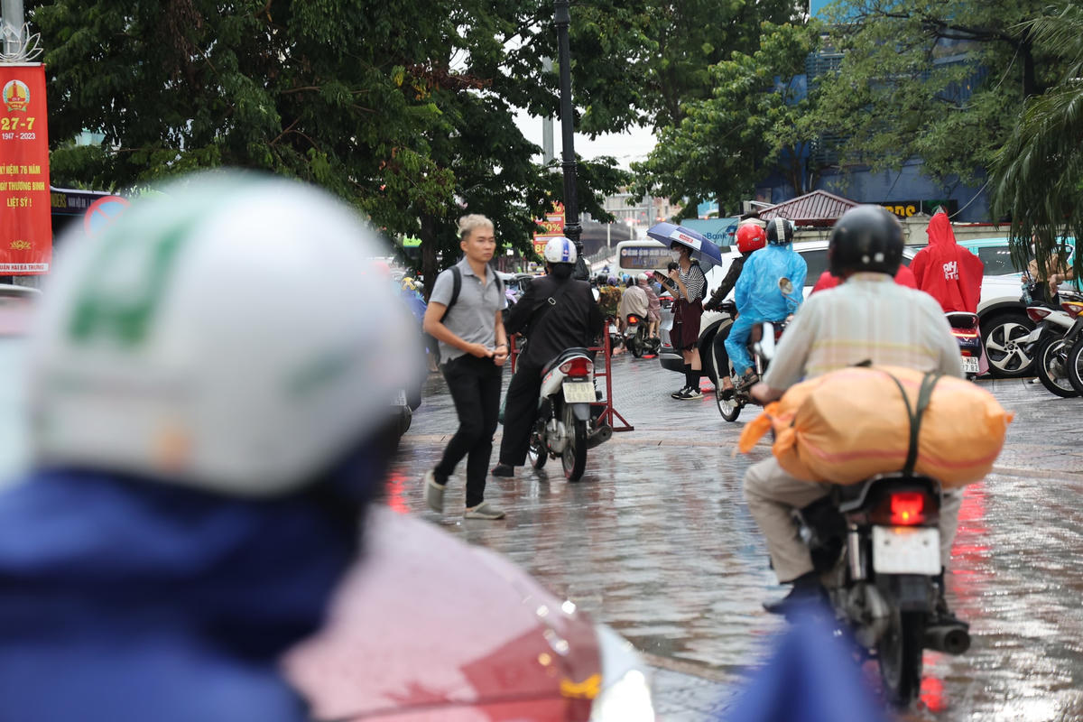 Hà Nội mưa lớn đường ngập thành sông, giao thông tê liệt