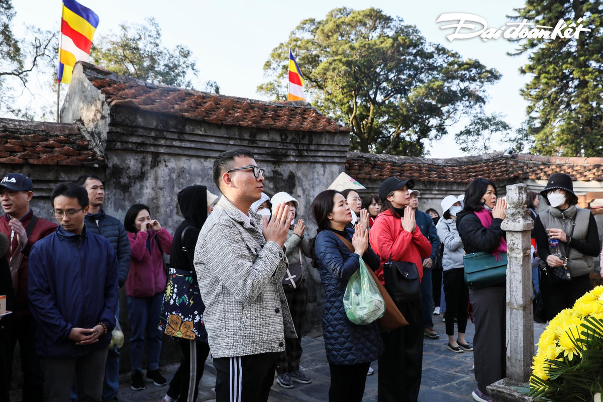 Chùa Hoa Yên là ngôi chùa lớn, to và đẹp nhất trong Khu Di tích và Danh thắng Yên Tử. Đây là nơi đức vua Trần Nhân Tông đã xuất gia và sau đó lập ra Thiền phái riêng mà ngày nay mọi người vẫn gọi là Thiền phái Trúc Lâm. Khi đến chùa Hoa Yên đồng nghĩa với việc đã chinh phục được 2/3 chặng đường leo núi Yên Tử.