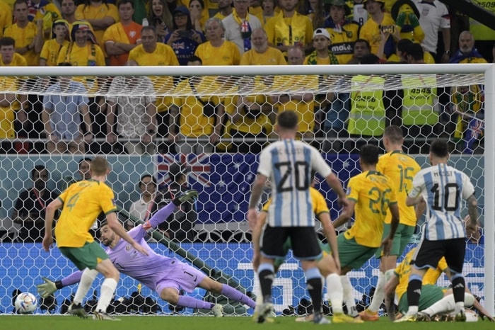 Khoảnh khắc thiên tài của Messi khi ghi bàn mở tỉ số.