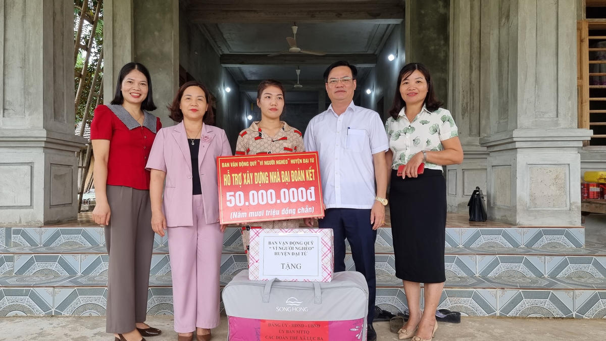 Lãnh đạo Ủy ban MTTQ huyện Đại Từ trao nhà tình nghĩa cho một gia đình ở xã Lục Ba. Ảnh: Toán Nguyễn.