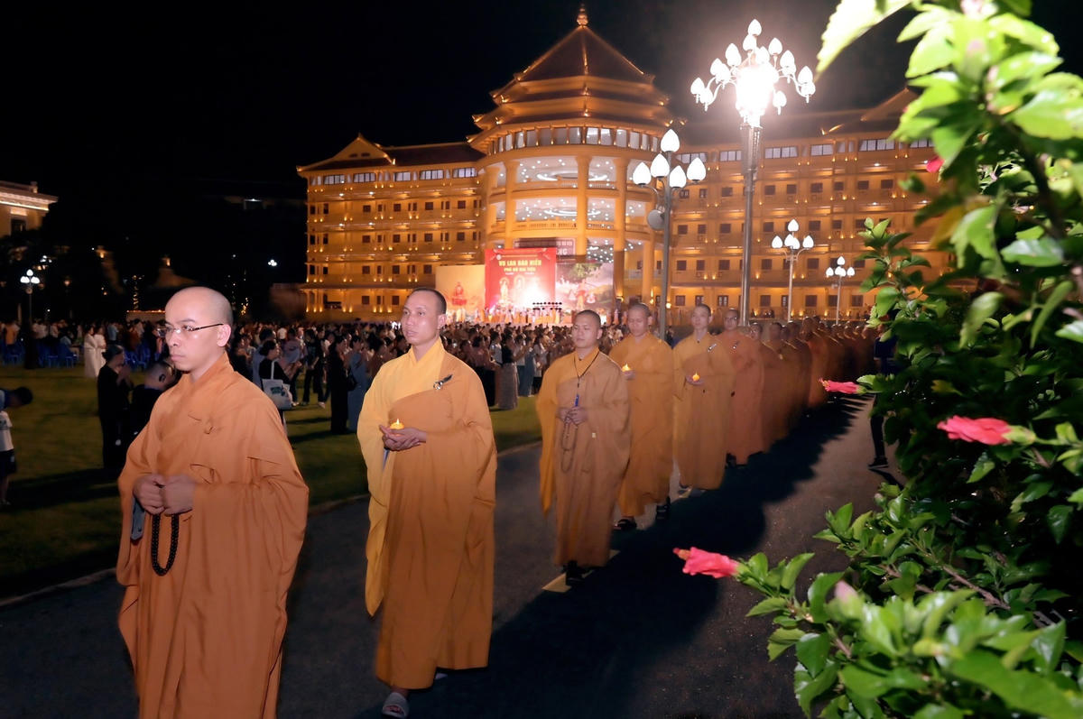 Hàng trăm tăng, ni sinh tham gia đại lễ Vu lan báo hiếu
