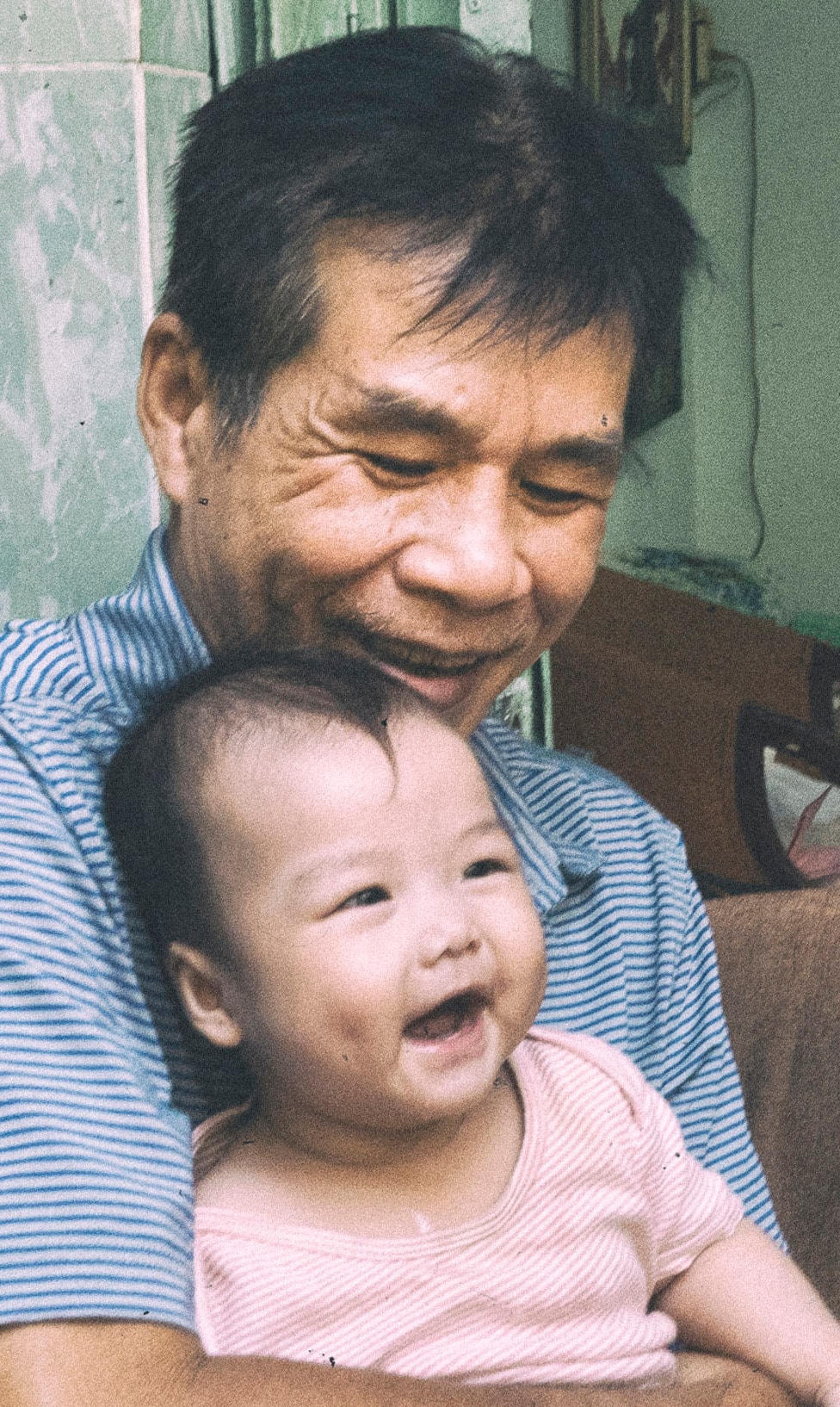 Nhà thơ Lê Minh Quốc và con gái nhỏ của mình