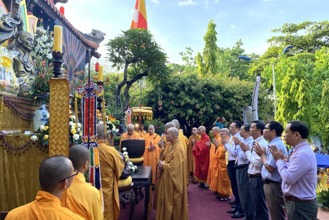 Lãnh đạo tỉnh Khánh Hòa và hòa thượng, thượng tọa, đại đức cử hành nghi thức tưởng niệm dâng hương.