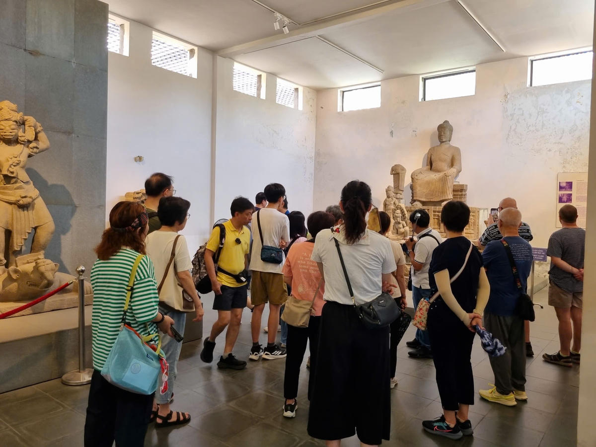 Du khách nước ngoài tham quan Bảo tàng (Vi Cầm)