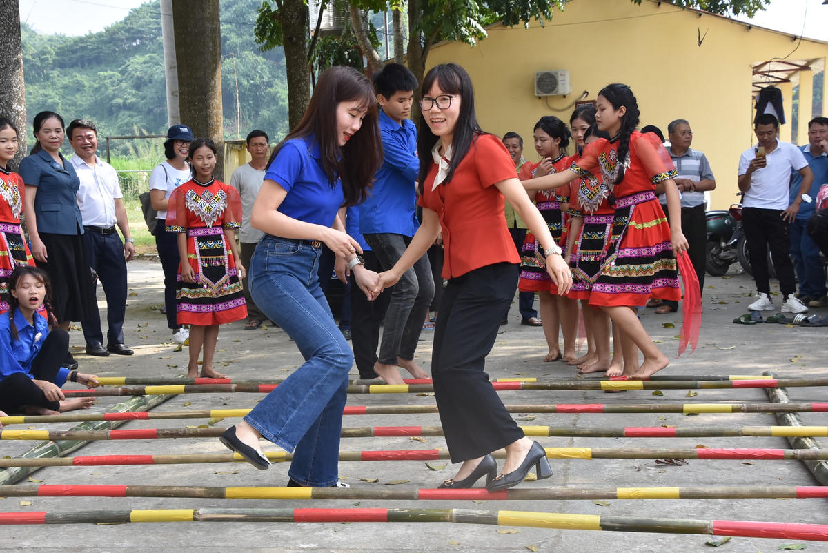 Cùng tham gia trải nghiệm các trò chơi dân gian, ẩm thực và nhiều hoạt động ý nghĩa, mang đậm bản sắc văn hoá của địa phương. Qua đó thể hiện rõ nét tinh thần sôi nổi của Ngày hội Đại đoàn kết toàn dân tộc.