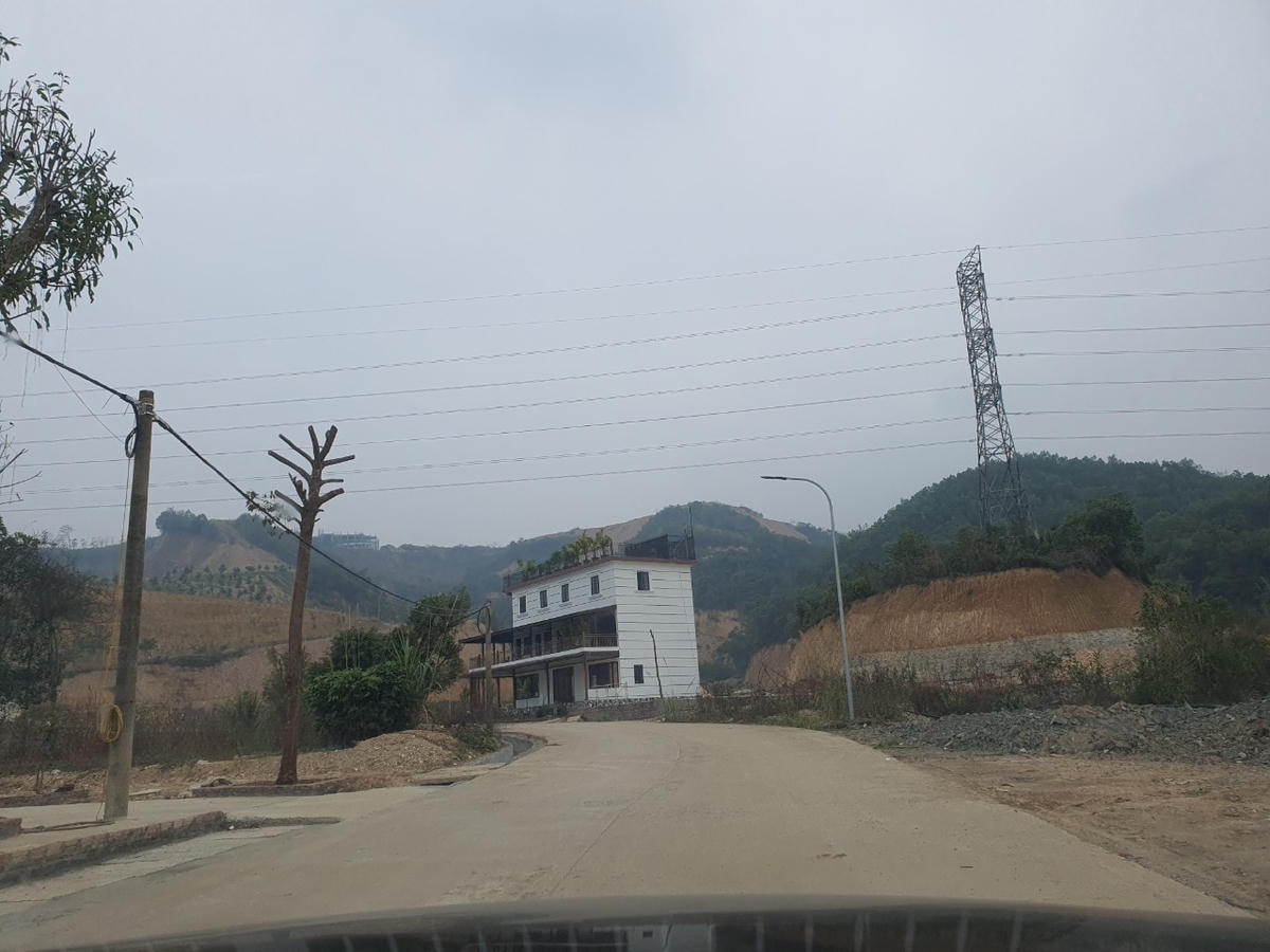Đường bê tông và các công trình được xây dựng, hoàn thiện tại dự án dù chưa được cấp phép.