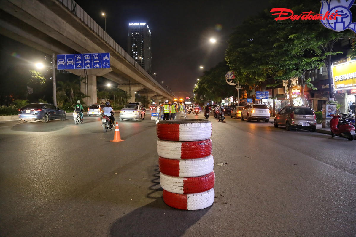 Việc lắp đặt các hàng rào cứng diễn ra từ 22h đến 5h sáng ngày hôm sau.