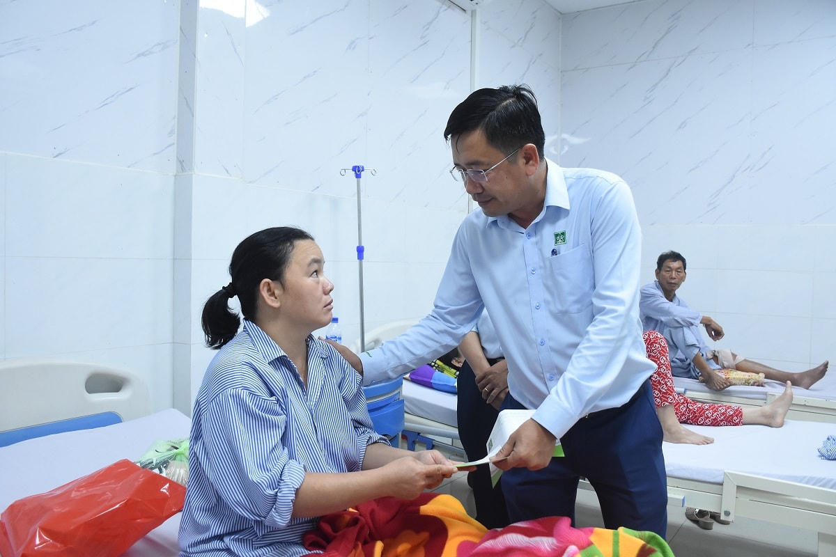 Đại diện Công ty CP Môi trường đô thị Quảng Ngãi thăm hỏi sức khỏe 2 nữ công nhân.