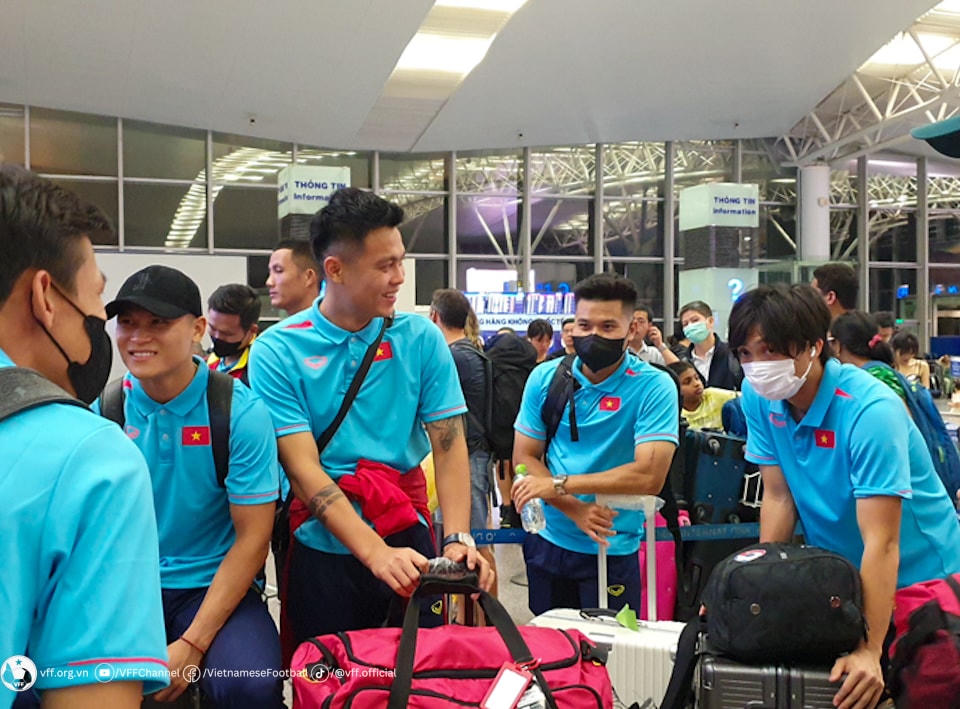 Các cầu thủ vui vẻ làm thủ tục cho chuyến bay cất cánh từ sân bay Nội Bài lúc 2h20 ngày 8/10. Ảnh: VFF.