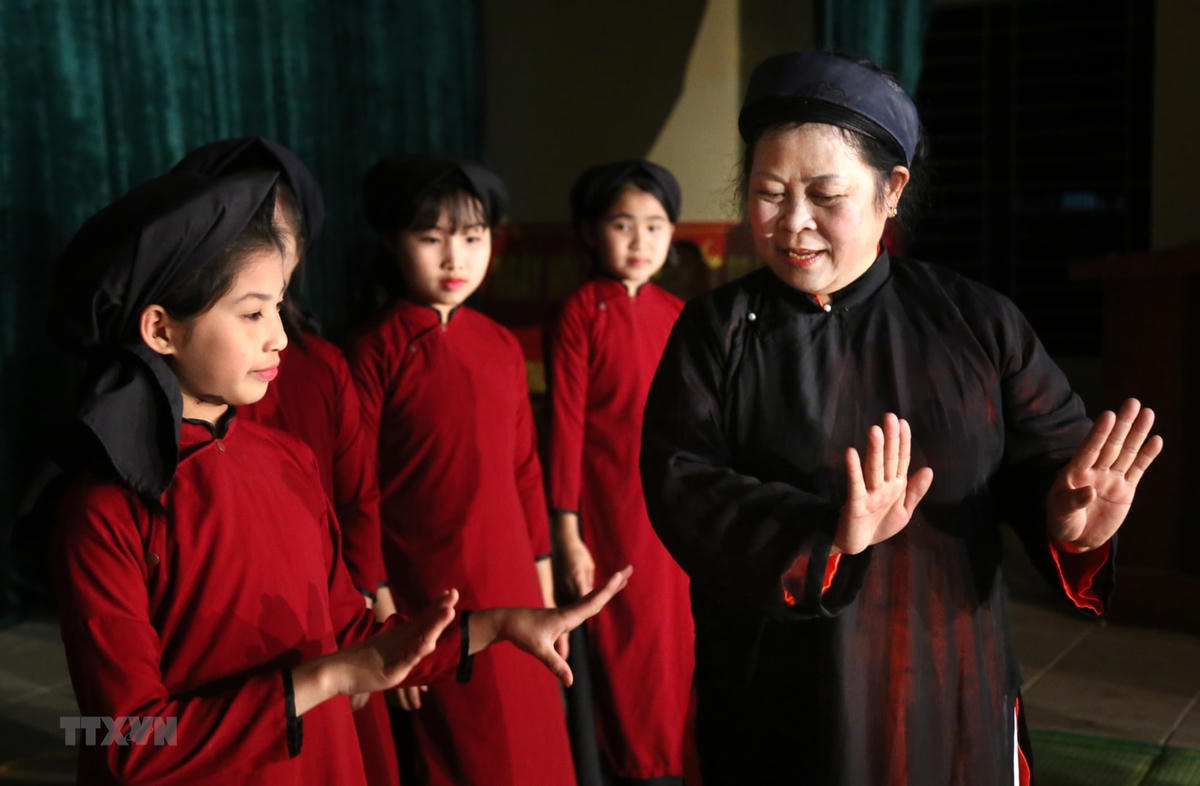 Truyền dạy hát Xoan cho thế hệ trẻ. Ảnh: TTXVN,
