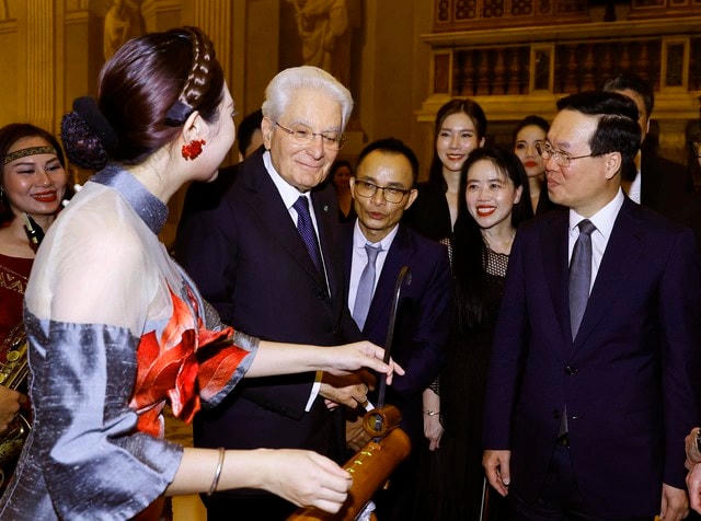 Tổng thống Sergio Mattarella tìm hiểu về đàn Bầu dưới sự giới thiệu của Chủ tịch nước Võ Văn Thưởng. Ảnh: TTXVN.
