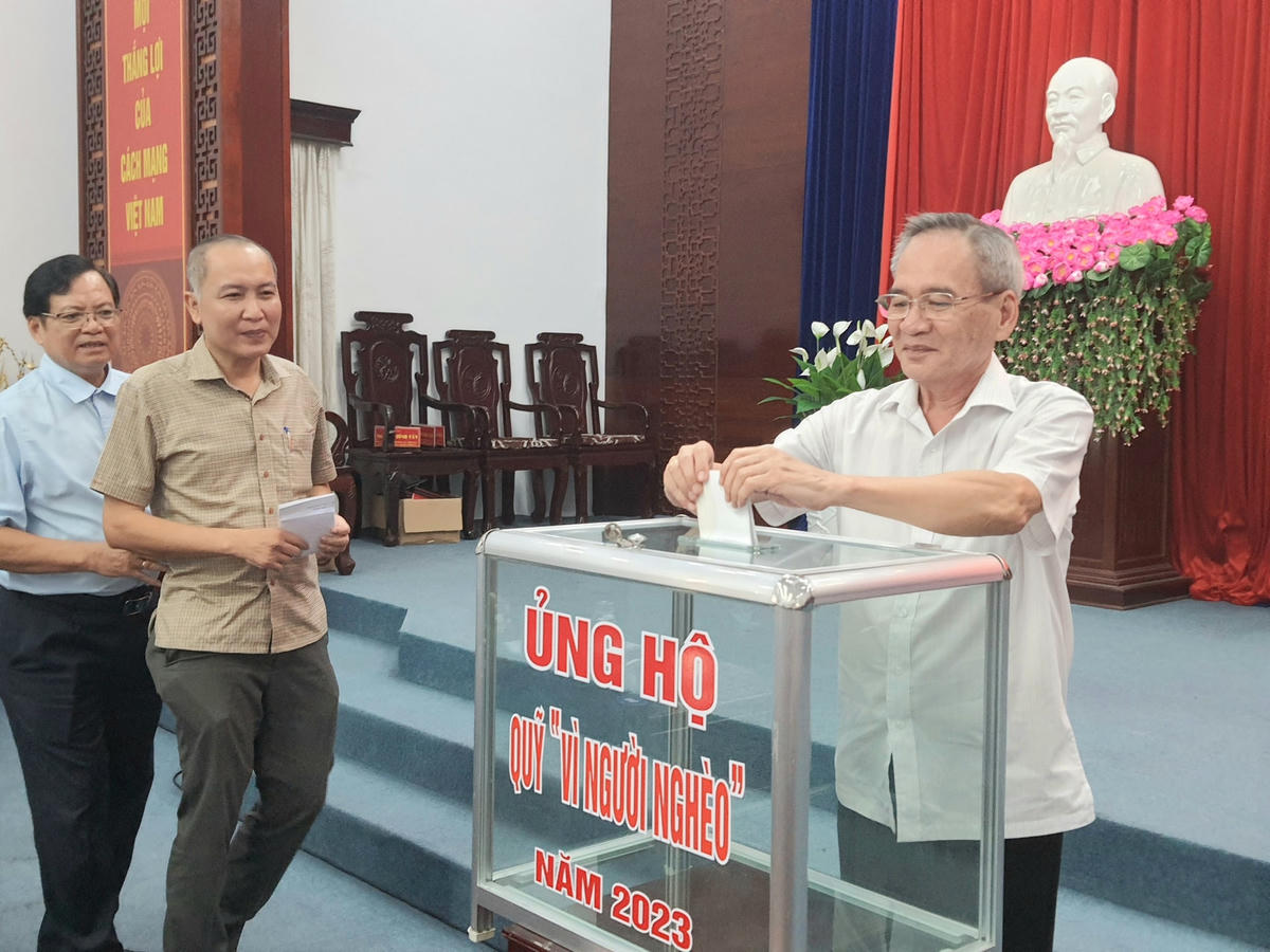 Bí thư Tỉnh uỷ Bạc Liêu Lữ Văn Hùng ủng hộ Quỹ "Vì người nghèo".
