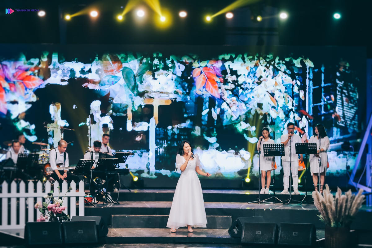 Các ca khúc về mùa thu được biểu diễn trong chương trình.