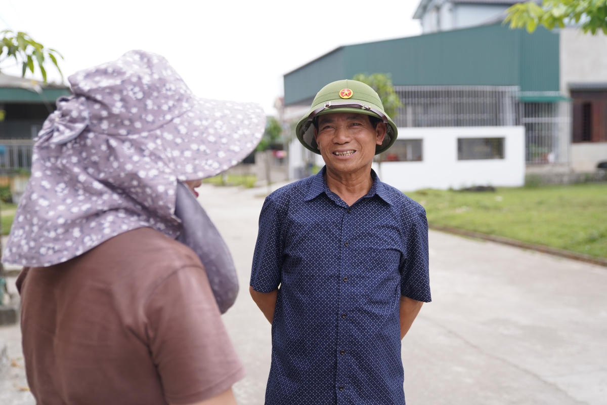 Ông Hà Tuyên - Bí thư chi bộ, Trưởng ban Công tác Mặt trận thôn Bắc Hà trò chuyện cùng người dân.