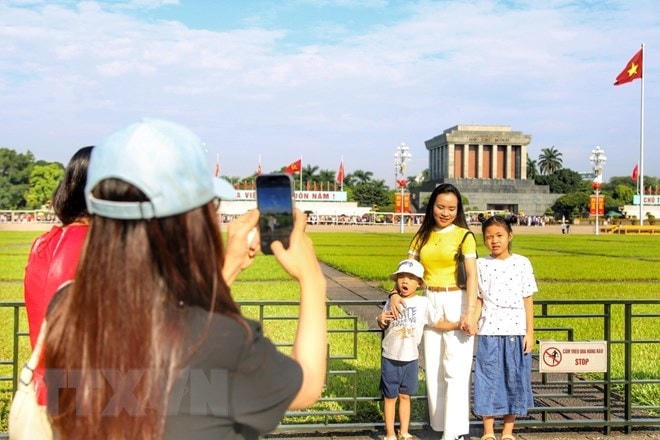 Người dân ghi lại hình ảnh lưu niệm tại Quảng trường Ba Đình. Ảnh: Tuấn Đức/TTXVN.