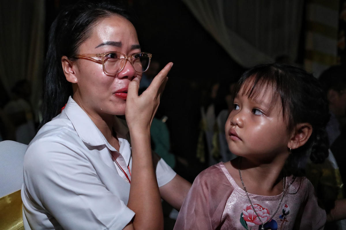 Chị Nguyễn Ngọc Trâm khóc nức nở khi nhớ về người mẹ quá cố.