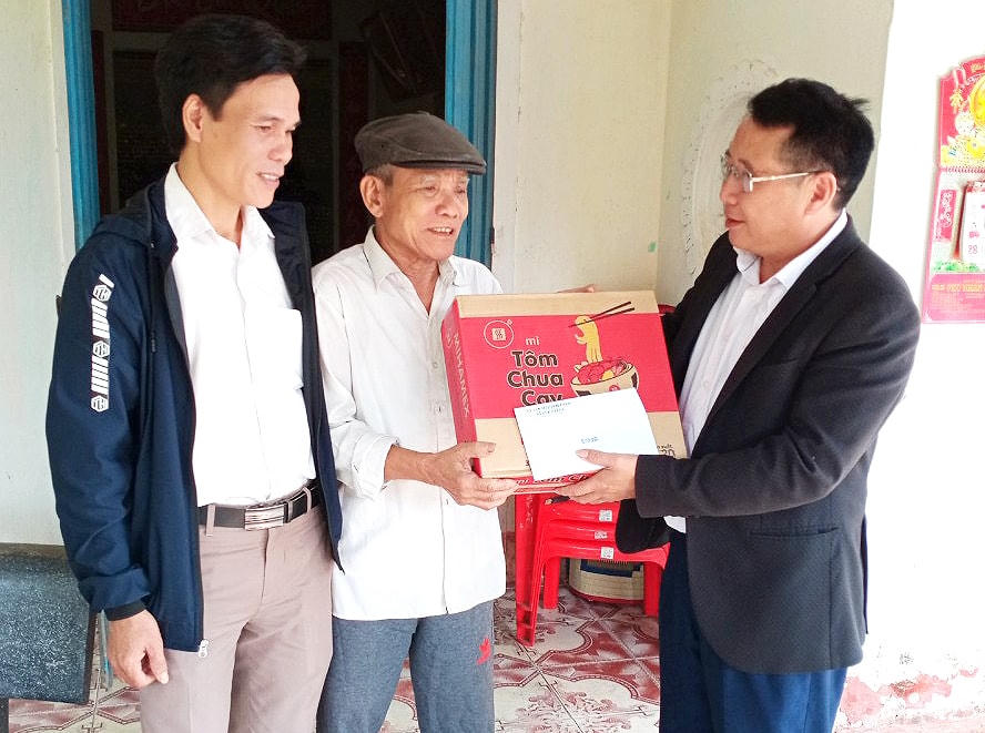 Ông Nguyễn Mậu Thân (ngoài cùng bên phải) trao hỗ trợ cho hộ nghèo trên địa bàn xã Đức Hương.