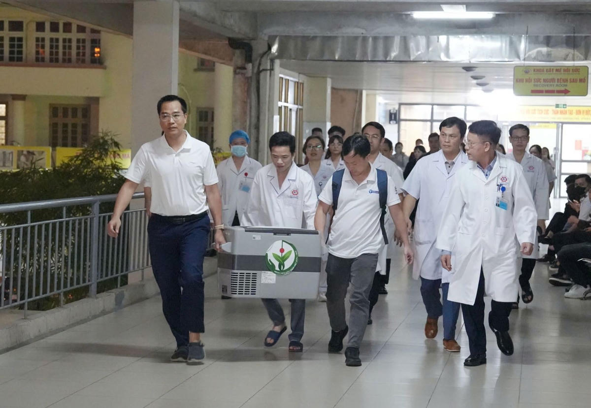 18h30 ngày 8/4, thận hiến từ người chết não được vận chuyển an toàn về Bệnh viện Đa khoa tỉnh Quảng Ninh để thực hiện ca ghép thận đầu tiên. Ảnh: Hà Trang.