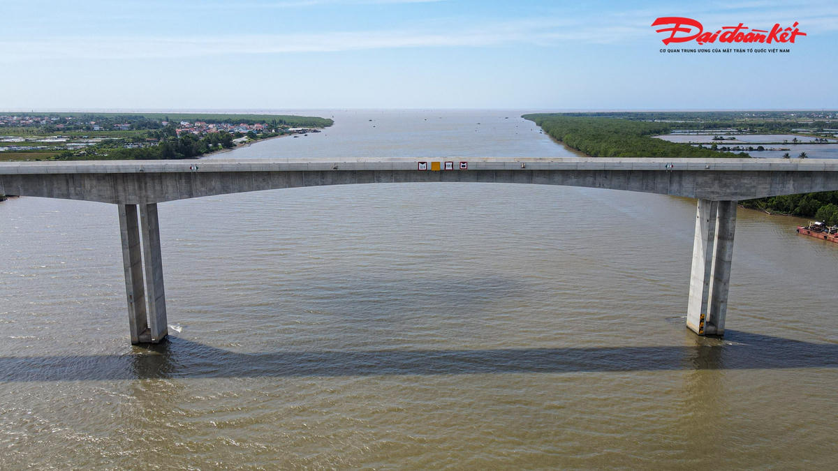 Cầu có chiều dài hơn 2,24 km, bề rộng cầu 12 m, chiều cao tĩnh không cầu là 32,6 m đáp ứng yêu cầu giao thông vận tải đường thủy trên địa bàn.