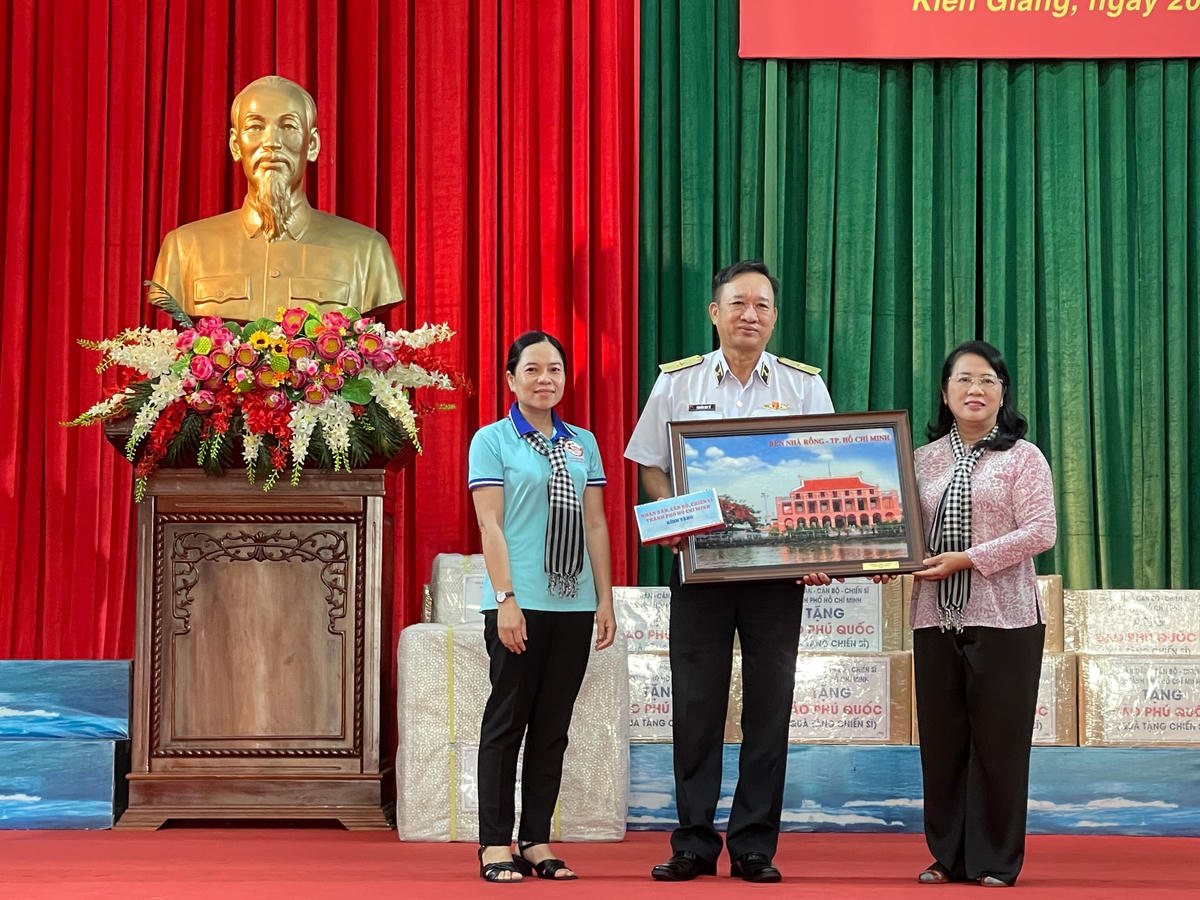 Tiếp đó ngày 20/9, đoàn công tác tới thăm Bộ tư lệnh Vùng 5 Hải quân trên TP Phú Quốc, Kiên Giang, điểm đến cuối trong hành trình công tác.Chuẩn Đô đốc Nguyễn Duy Tỷ cũng đánh giá cao những chuyến thăm, tặng quà của đoàn cán bộ TP HCM tới các đảo, nhà giàn ở khu vực Vùng 5 quản lý. .
