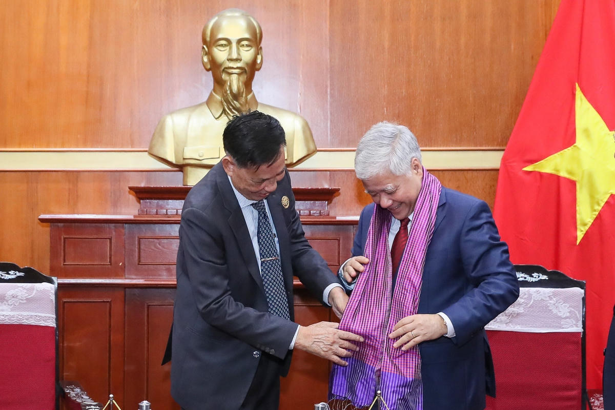 Ông Nhem Valy tặng quà lưu niệm cho Chủ tịch UBTƯ MTTQ Việt Nam Đỗ Văn Chiến. Ảnh: Quang Vinh.
