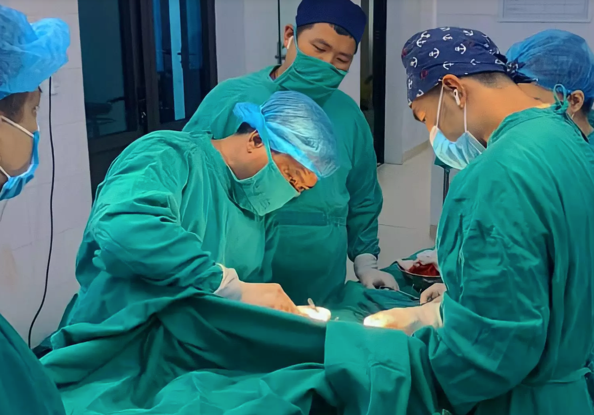 Bệnh nhi 4 buổi bị tổn thương nặng ở gan, dạ dày, ruột và chân cùng với nhiều vết thương trên cơ thể do bom bi phát nổ. Ảnh bác sỹ cung cấp.